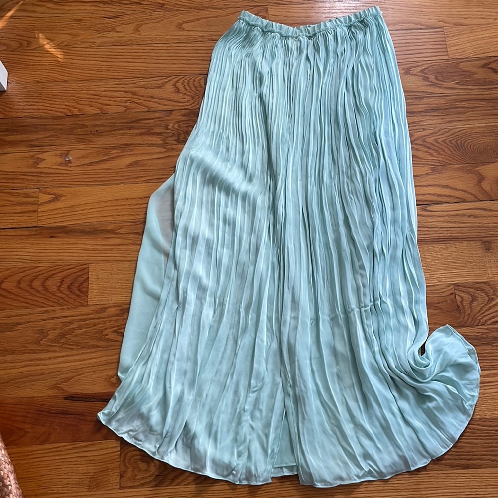 Club Monaco 100%poly broomstick pleated skirt with slit elastic waist